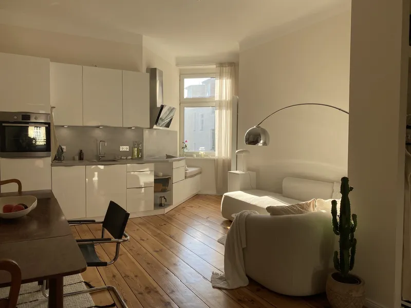 Stilvoll möblierte 2-Zimmer-Altbauwohnung mit Balkon — photo 1